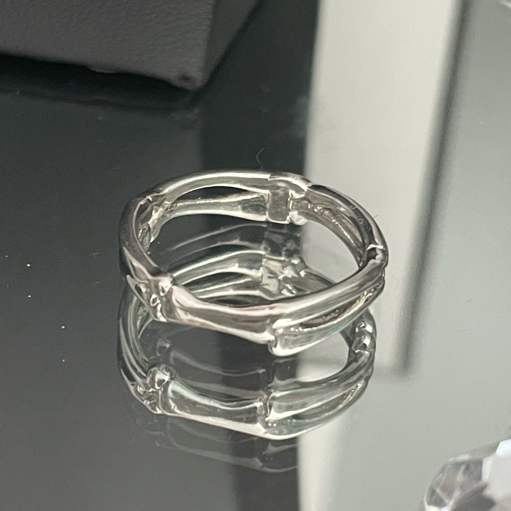 🎉🎉✨Silvertone Twist Band Ring✨Size 7.7-8 Like New - Picture 3 of 7